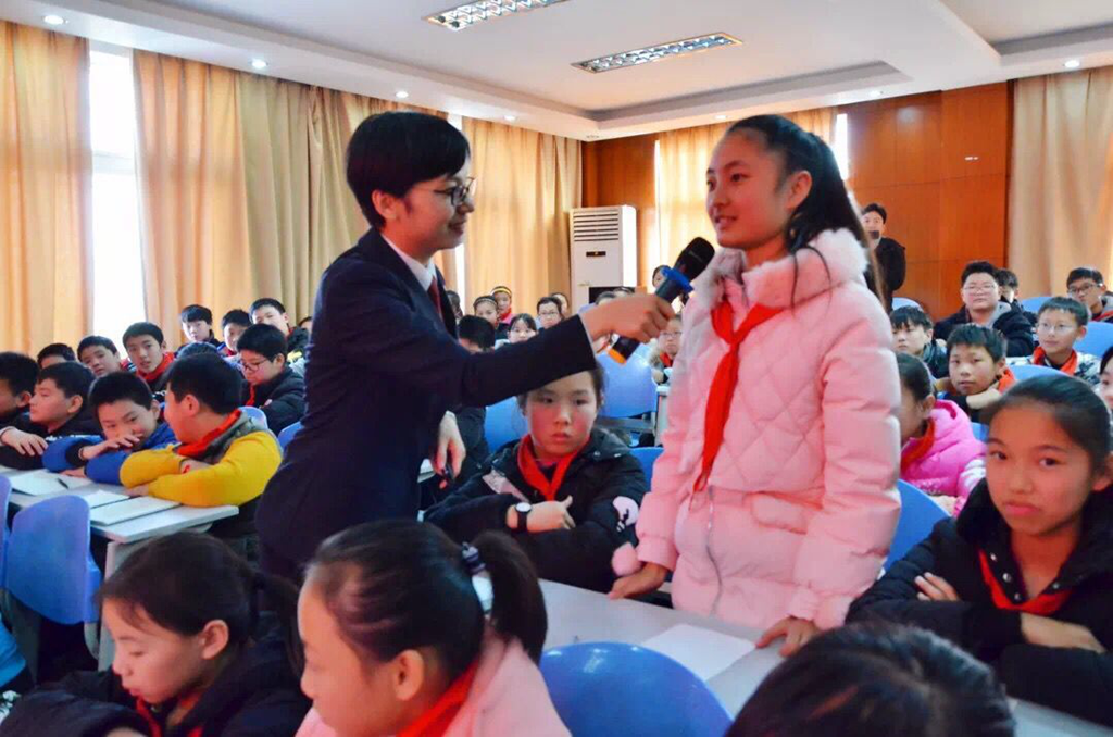 泰州高港區院法治副校長湯晶萍同志赴田河小學開展憲法學習宣傳教育